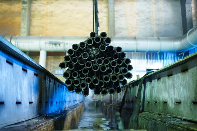 ¿Dónde se encuentra un fabricante de tubos de acero sin costura con un proceso de producción y equipos completos en China?